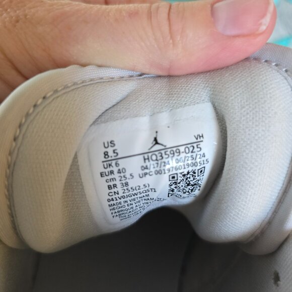 Womens size 8.5 Jordans - Picture 3 of 5